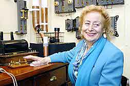 Elettra Marconi en la reproducci&oacute;n de la Cabina Marconi del TITANIC